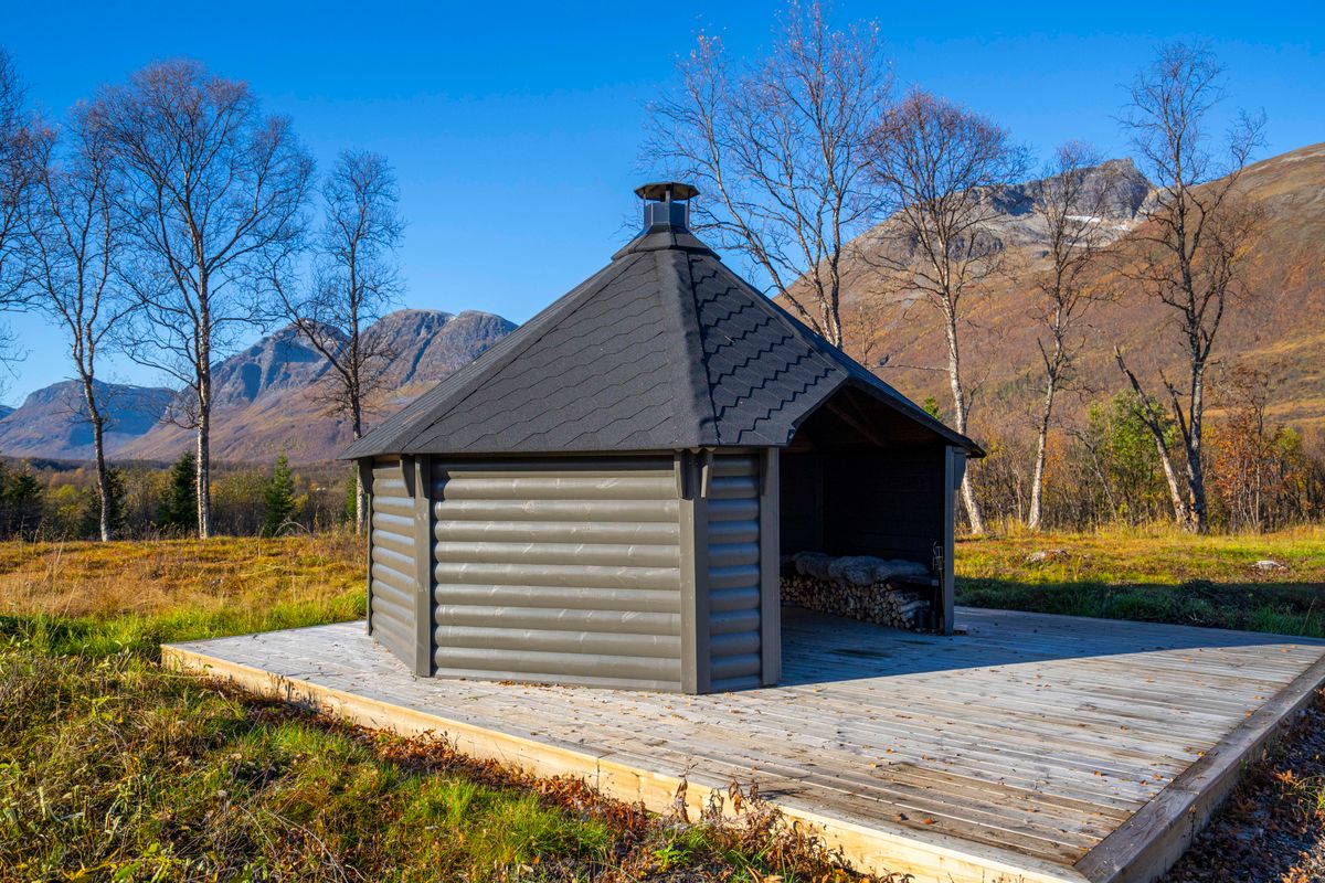 Gapahuk / Shelter 17 m2 Royal med grill og bænke - Buet væg
