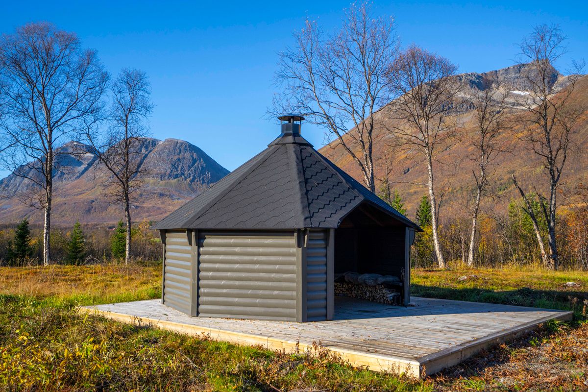 Gapahuk / Shelter 17 m2 Royal med grill og bænke - Buet væg