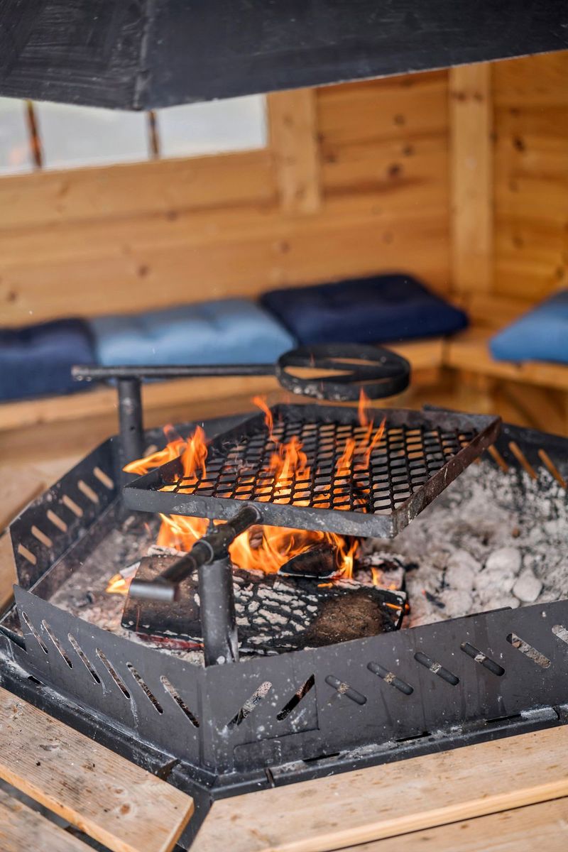Gapahuk / Shelter 10 m2 Royal med grill og bænke - Buet væg